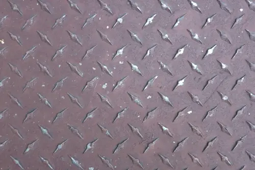 Superfici metalliche: trattamento, resta estetica e qualità visiva